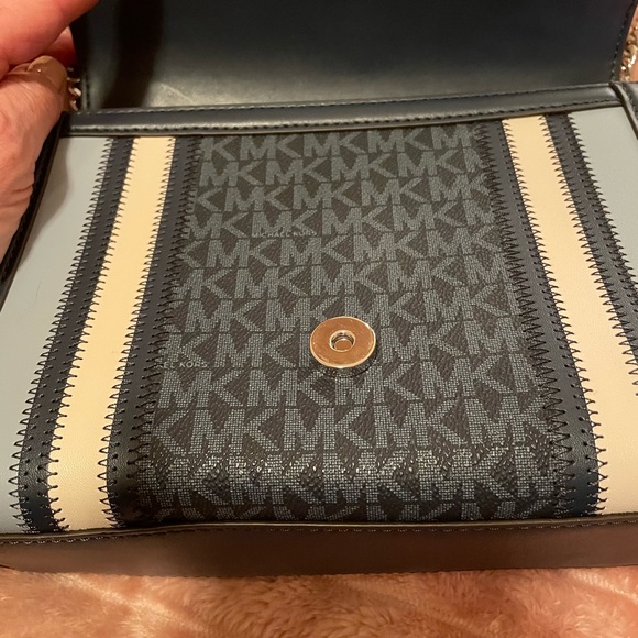 Michael Kors. Whitney Medium Color-Block and Signature Logo Shoulder Bag - Picture 4 of 9